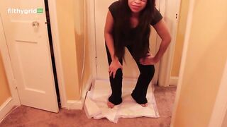 Nerdy amateur lady poops hard