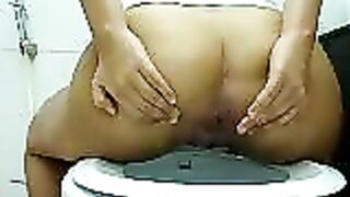 Dark thick booty girl poops