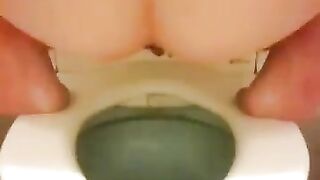 Gorgeous hotny chick pooping in toilet