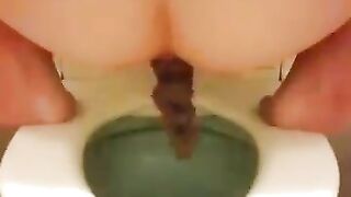 Gorgeous hotny chick pooping in toilet