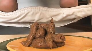 Hot looking big booty pooping