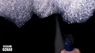 Pooping for stage audience