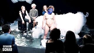 Pooping for stage audience