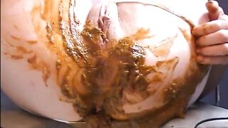 Pooping in her sexy pantyhose