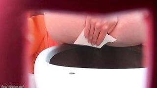 Thick big booty lady pooping heavily