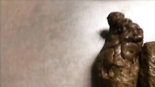 Stunning round booty babe poops