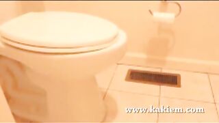Amateur girl pooping