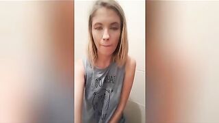 Gorgeous ass babe teasing and pooping