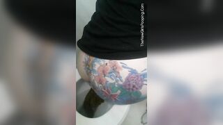 Tattooed pooping babe