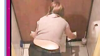 Amateur mature lady caught pooping