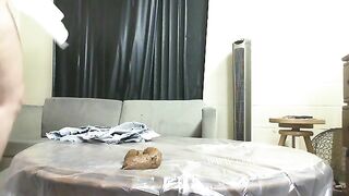 Perfect round butt babe poops on the table