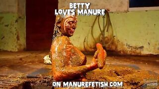 Girls Playing and masturbating in Cowshit session