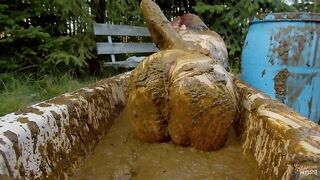 Big booty Lyndra Lynn bathing in Cowshit