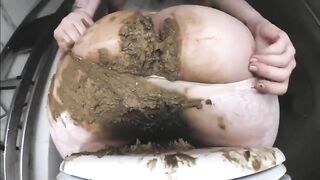 Big booty slut producing heavy shit