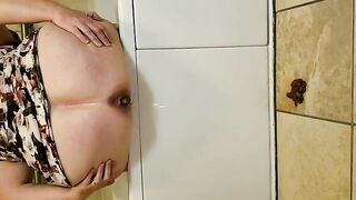 Gorgeous ass wife pooping