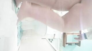 Curvy ass bbw wife pooping