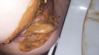 Dirty scat babe in pooping solo