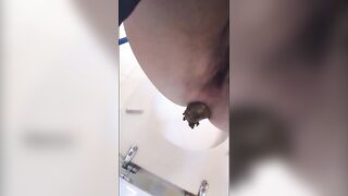 Dirty scat babe in pooping solo
