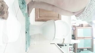Fat thick booty lady poops on the floor