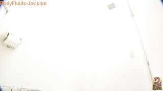 Sizzling big booty Japanese lady poops