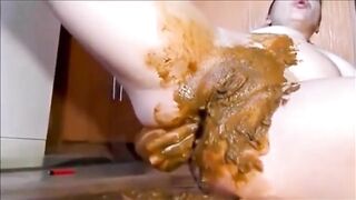 Masturbating with shit and dildo