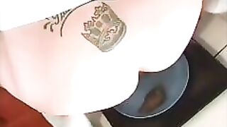 Tattooed ass girl poops