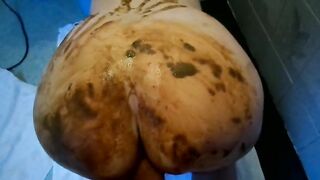 Smearinbg that ass while fucking that booty