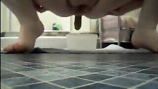 Mature sexy bbw shitting in a plastic box