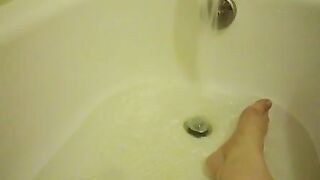 Fat woman shits and plays with pussy in bath