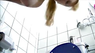 Blondie Spreads Her Ass to Unload