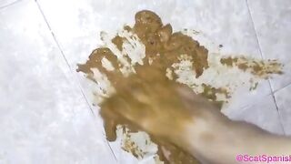 Lovely Spanish wife pooping