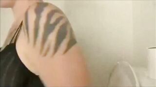 Big pussy milf pooping