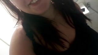 Kinky ass lady dropping shit