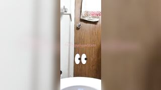 Yummy closeup of pooping gal