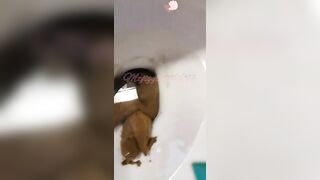 Yummy closeup of pooping gal