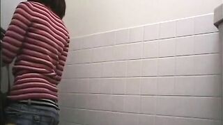 Yummy thick booty lady pooping caught on cam