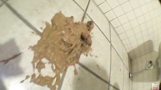 Sweet brunette Japanese girl splashing shit heavily