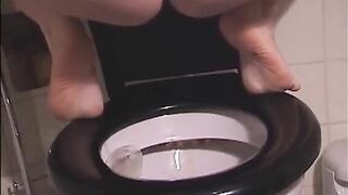 Mature lady piss and poop pov